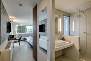 雅典斯坦利酒店的一间带床、水槽和浴缸的浴室