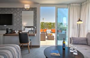 雅典斯坦利酒店的酒店客房设有床和客厅。