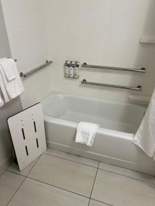 莫比尔Holiday Inn Express & Suites Mobile - University Area, an IHG Hotel的浴室设有白色浴缸,配有毛巾