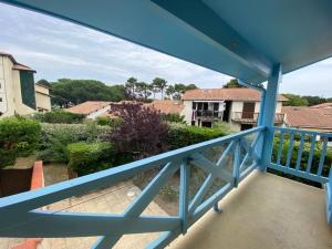 卡布勒通Maison Capbreton, 3 pièces, 4 personnes - FR-1-413-126的房屋的阳台享有风景。