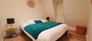 多维尔Duplex au cœur de Deauville avec vue imprenable et parking privé的一间卧室配有一张带绿毯的大床