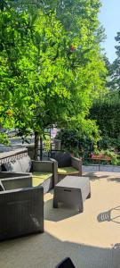 里米尼阿尔德西亚酒店的长凳,树木的公园