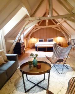 Neuvy-le-RoiDomaine de la Limetiere的客房设有床、沙发和桌子。