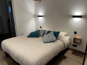 阿罗芒什莱班L’Atelier的一间卧室配有一张带两个枕头的床
