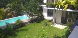 乌纳瓦图纳丛林乐园别墅的后院的空中景观,设有游泳池