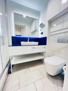 巴统Elite Class Sea View ApartHotel in Orbi city的白色的浴室设有水槽和卫生间。
