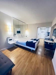 巴统Elite Class Sea View ApartHotel in Orbi city的一间卧室配有一张大床和镜子