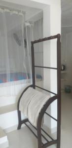 乌纳瓦图纳丛林乐园别墅的木椅,坐在带窗帘的房间