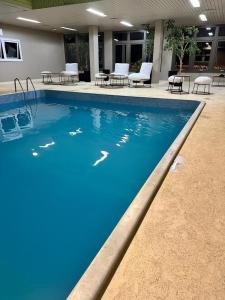 特雷利乌Aguada Hotel的蓝色的酒店的大型游泳池