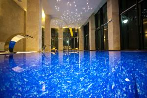 萨拉热窝马拉克丽景湾酒店的蓝色水中的酒店的游泳池