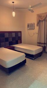Al Qunfudhahنزل الخالدية的一间设有两张床和空调的房间
