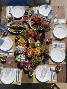 DouaïraRiad Sahara Sunset Beach Agadir的一张木桌,上面放着一大堆食物