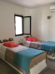 Al MaqārisahVilla Oasis de Luxe avec Piscine et Vue Panoramique的一间客房内配有两张床的房间