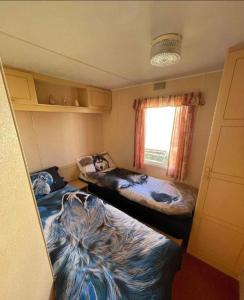 斯凯格内斯Lovely 8 Berth Caravan In Skegness With Free Wi-fi, Ref 96023d的小型客房 - 带2张床和窗户