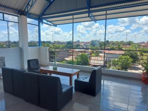 马尔多纳多港Makasai Habitaciones的客房设有桌椅和大窗户。