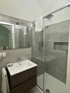 卡塔尼亚Corte Capuana的一间带水槽和淋浴的浴室