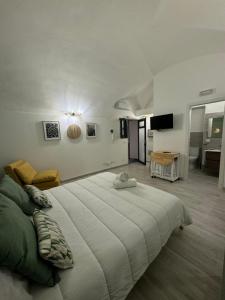 卡塔尼亚Corte Capuana的一间卧室,卧室内配有一张大床