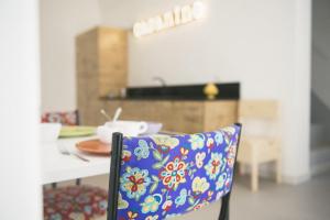焦亚德尔科莱B&B Casa Ninè的厨房里摆放着带花卉枕头的椅子
