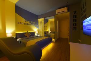 岘港Chiic House 3 - Khách sạn tình yêu的酒店客房设有两张床和一台平面电视。