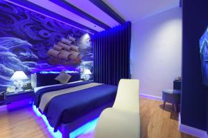 岘港Chiic House 3 - Khách sạn tình yêu的紫色卧室,配有一张床和紫色的墙壁