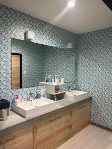 ゲストハウスみんちゅう的浴室设有2个水槽和镜子