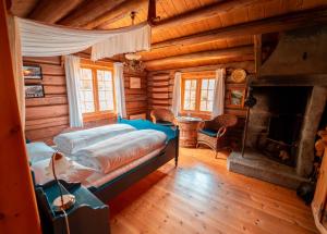 洛姆雷斯海姆酒店&汽车站的小木屋内一间卧室配有一张床和一个壁炉