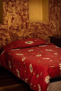 波托西Hostal Imperial Carlos V的一张床上,上面有鲜花,上面有红毯