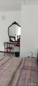 博尔戈马内罗'L SASS的一间设有镜子和一张桌子及地毯的房间