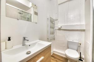鲁昂Damien, votre F3 - 2 chambres - Terrasse à rouen的白色的浴室设有水槽和卫生间。