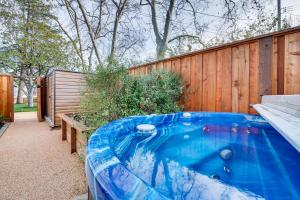 纳帕Napa Studio with Shared Hot Tub Close to Wineries!的后院的热水浴池,设有木栅栏