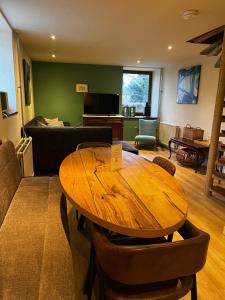 辛佩尔费尔德Holiday Homes Gillishof的客厅配有木桌和沙发