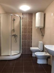 第聂伯罗Хостел Lime的带淋浴、卫生间和盥洗盆的浴室