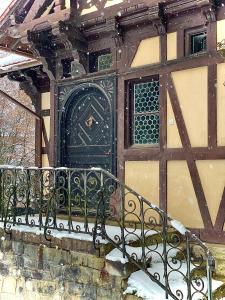 锡纳亚Vila Șipot - Casa Arhitecților的一座有雪的建筑的一侧的门