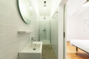 拉日什杜皮库Engenho Hostel的白色的浴室设有水槽和淋浴。