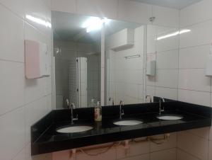 卡皮托利乌Agencia e Pousada - Capitolio - MG的一间带三个水槽和大镜子的浴室