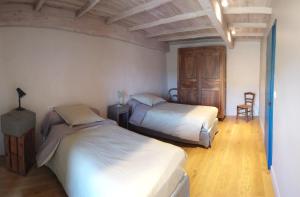 RottierFONT DE RAINE的一间卧室配有两张床和一张桌子及椅子