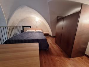 切萨雷奥港Appartamento Porto Cesareo的一间带一张床铺的卧室,位于带天花板的房间内