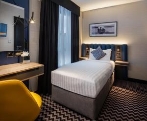 都柏林学院广场酒店的配有一张床和一张书桌的酒店客房