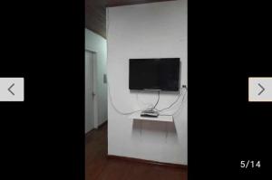 皮拉图巴Casa para 12 pessoas的一间白色墙壁上配有电视的房间