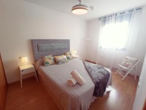 阿桂拉斯Apartamento con Aire Acondicionado, Piscina, Wifi y Smart TV - by Aloha Palma的一间卧室配有一张床,上面有两条毛巾