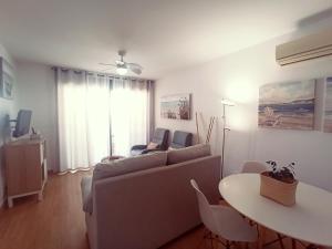 阿桂拉斯Apartamento con Aire Acondicionado, Piscina, Wifi y Smart TV - by Aloha Palma的客厅配有沙发和桌子