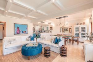 圣塔芭芭拉-山美纳SPECIAL PRICE Puerto Bahia 3BR Villa的客厅配有沙发和桌子