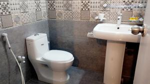 卡拉奇Shelton House的浴室配有白色卫生间和盥洗盆。