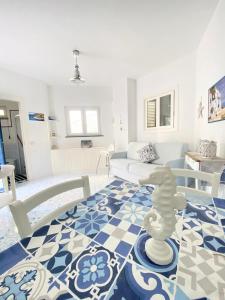 伊斯基亚Arime Apartment的客厅铺有蓝色和白色的地板。