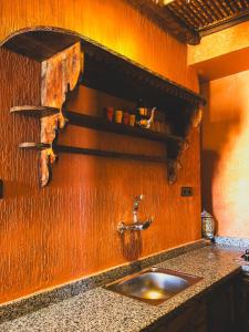 阿加迪尔Panorama Guesthouse的一个带水槽和木墙的厨房