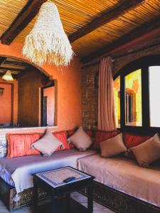 阿加迪尔Panorama Guesthouse的客厅配有两张沙发和一张桌子