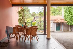 圣达塞拉Quinta do Santo by LovelyStay的庭院内带桌椅的用餐室