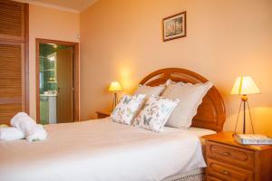 圣达塞拉Quinta do Santo by LovelyStay的卧室配有一张带白色床单和枕头的大床。