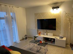 维勒讷沃Tina的客厅设有壁挂式平面电视。