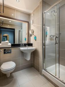 都柏林学院广场酒店的浴室配有卫生间水槽和淋浴。